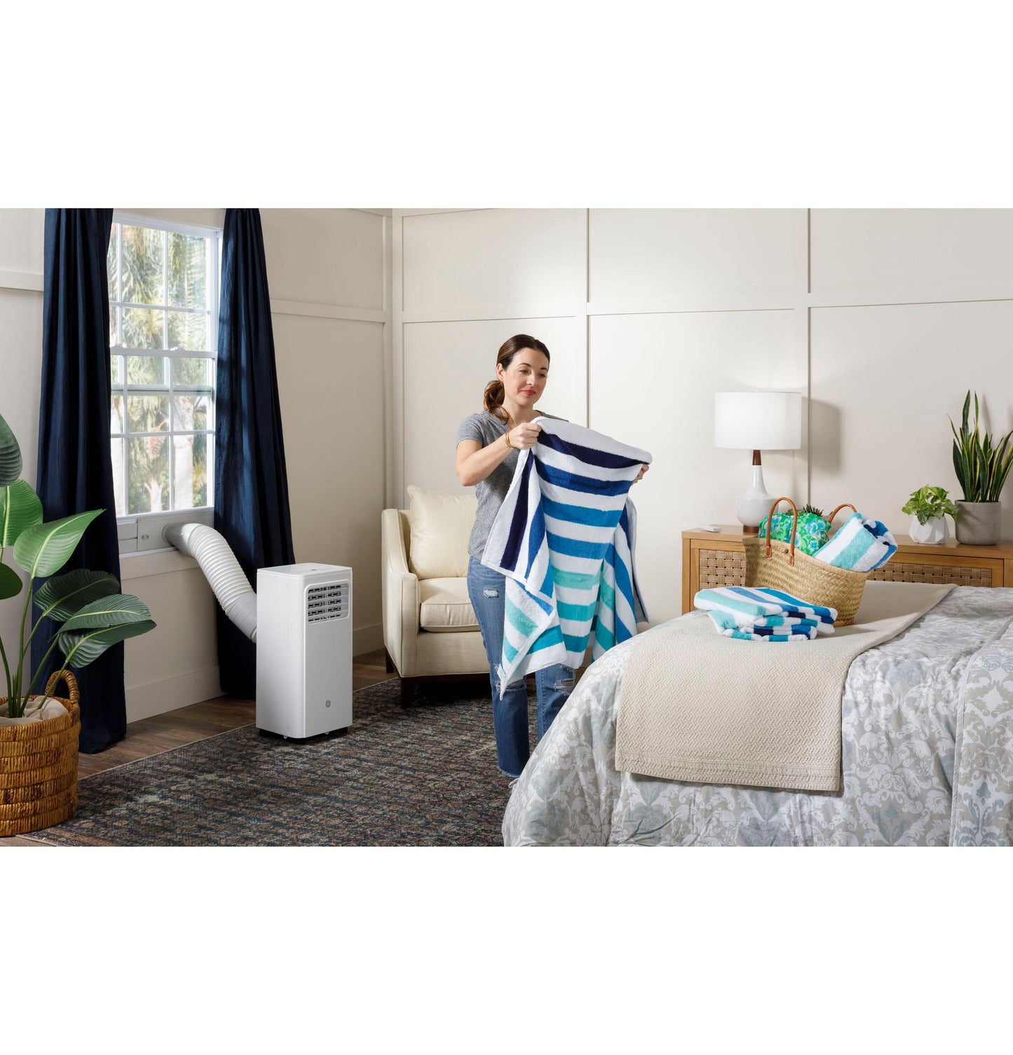 APFA10YBMW GE® 6,250 BTU SACC Portable Air Conditioner for Medium Rooms up to 350 sq ft. (9,000 BTU ASHRAE)