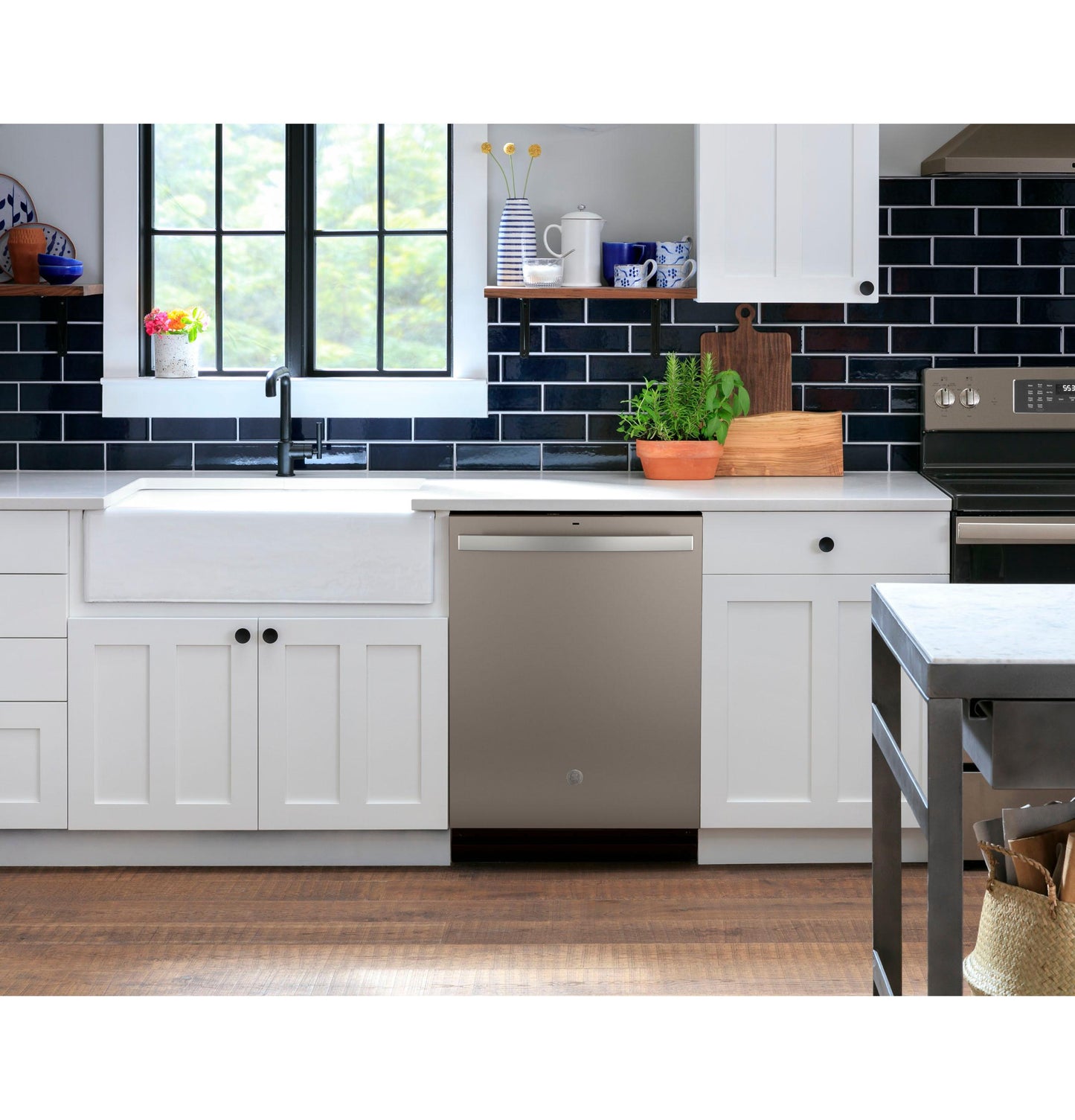 GDT630PMRES GE® ENERGY STAR® Top Control with Plastic Interior Dishwasher with Sanitize Cycle & Dry Boost