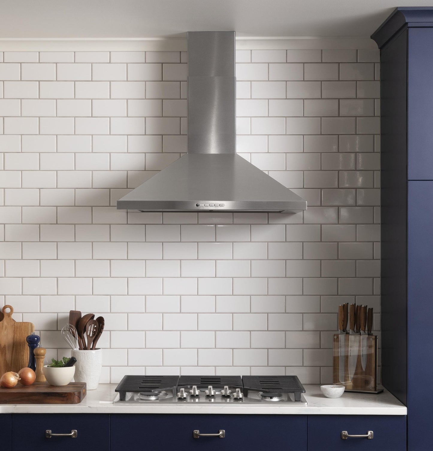 JVW5301SJSS GE® 30" Wall-Mount Pyramid Chimney Hood