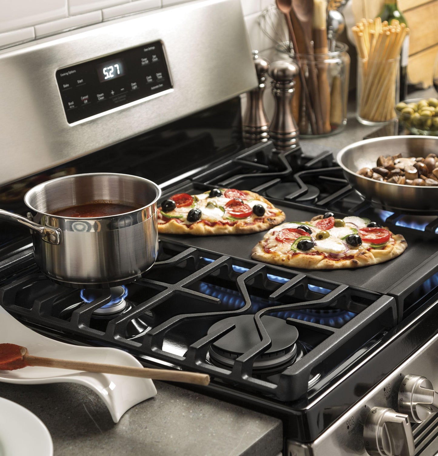 JGBS66REKSS GE® 30" Free-Standing Gas Range