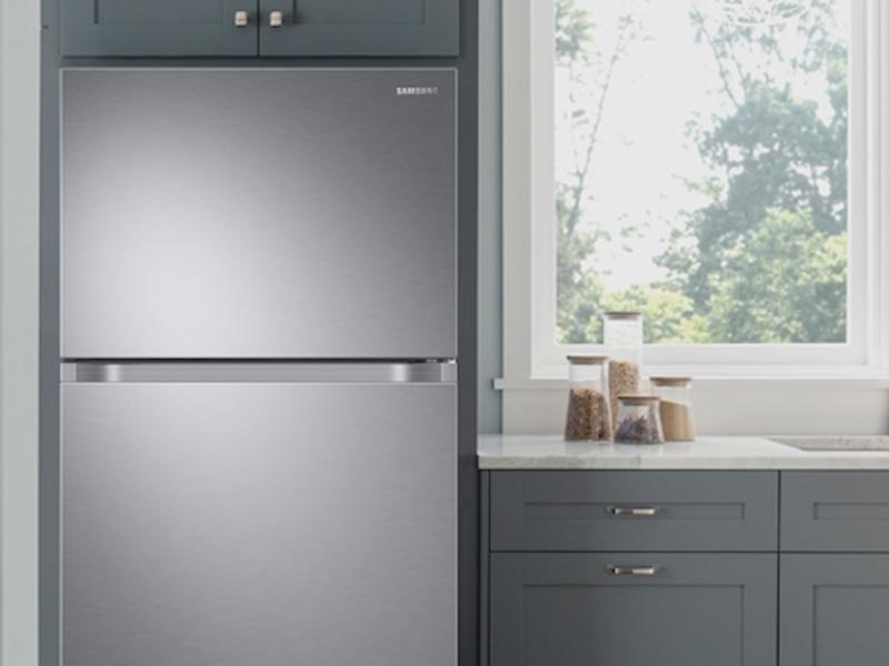 Samsung 21 cu. ft. Top Freezer Refrigerator with FlexZone™ and Ice Maker in Stainless Steel