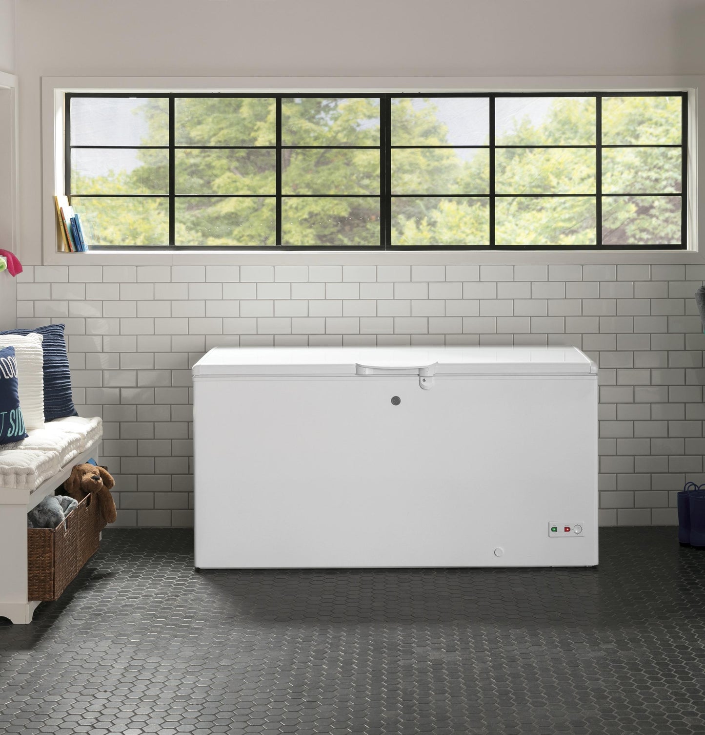 FCM16SLWW GE® 15.7 Cu. Ft. Manual Defrost Chest Freezer