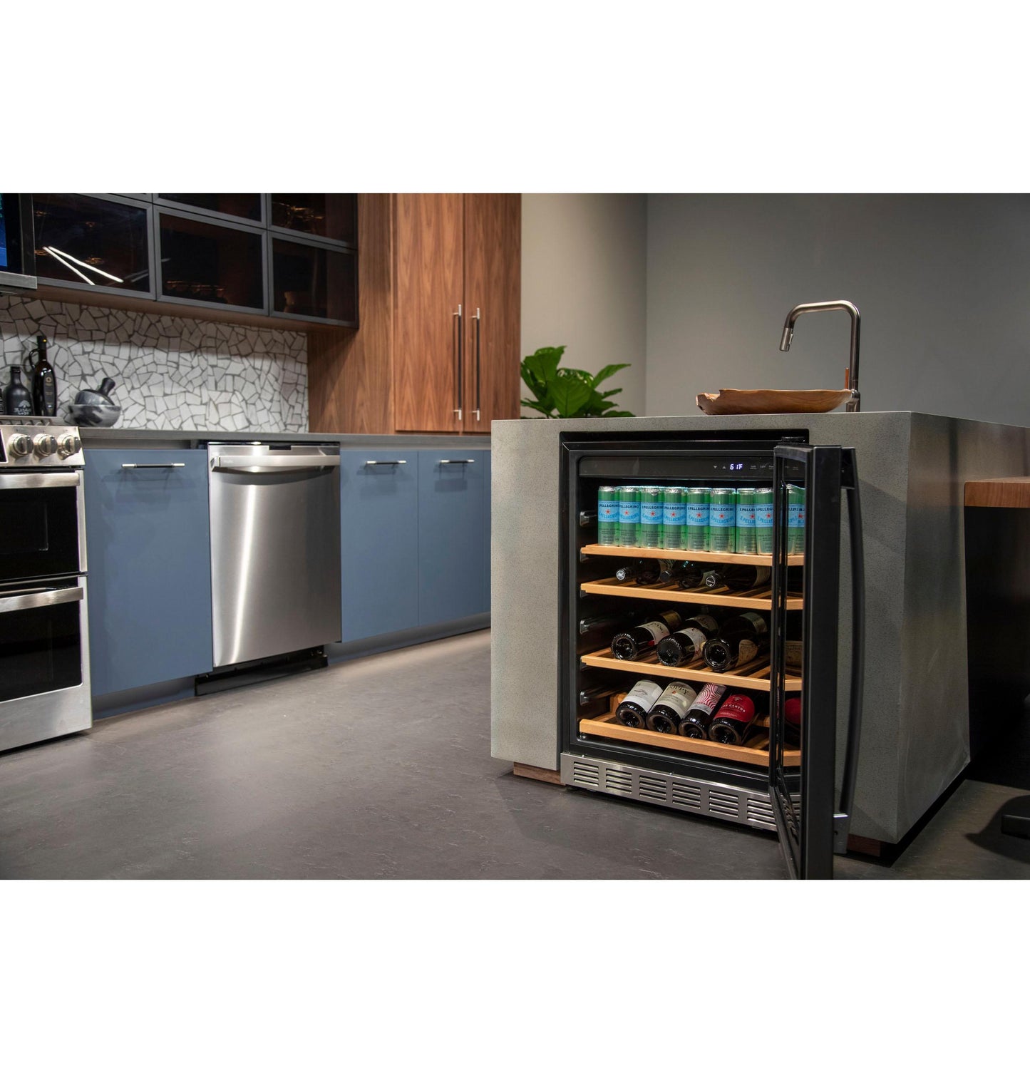 PVS06BSPSS GE Profile™ 155-Can or 52-Bottle Beverage Center